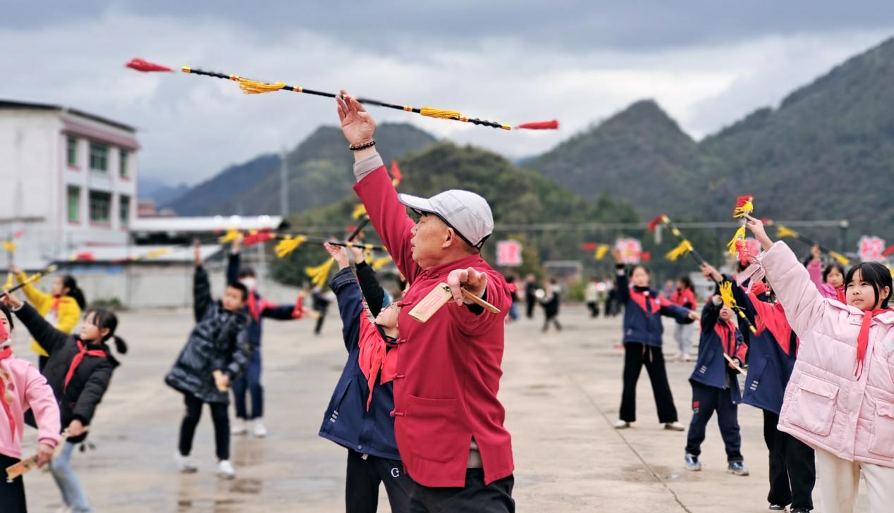 湖北宣恩滚龙连厢舞起来非遗文化传下去