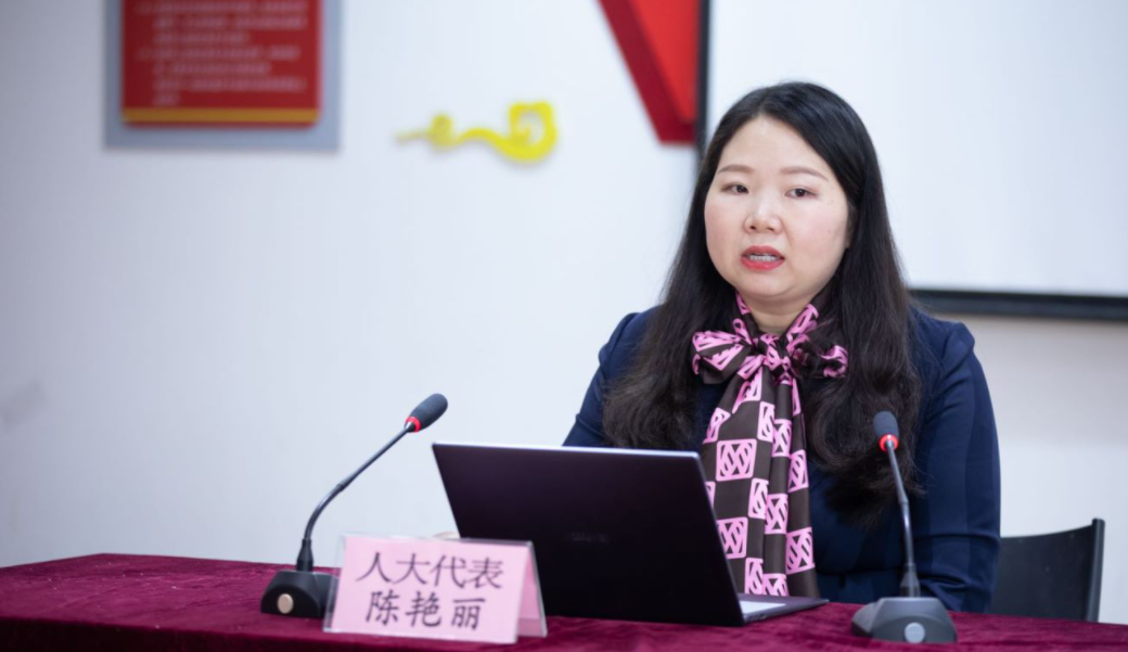 活动现场,老师首先为大家讲解了鲜花饼的由来,以及如何做好鲜花饼的