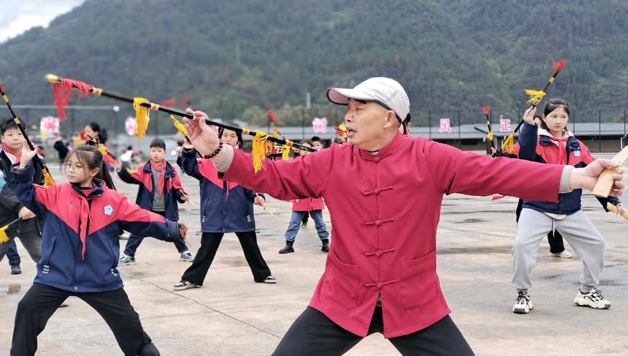 湖北宣恩滚龙连厢舞起来非遗文化传下去