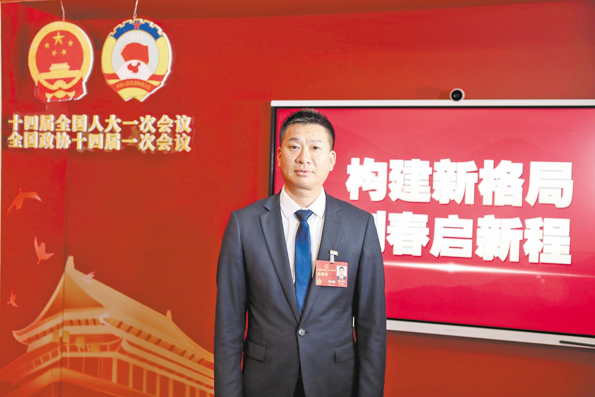 全国人大代表武汉市黄陂区新博村党支部书记村委会主任杨卫国拓展农业