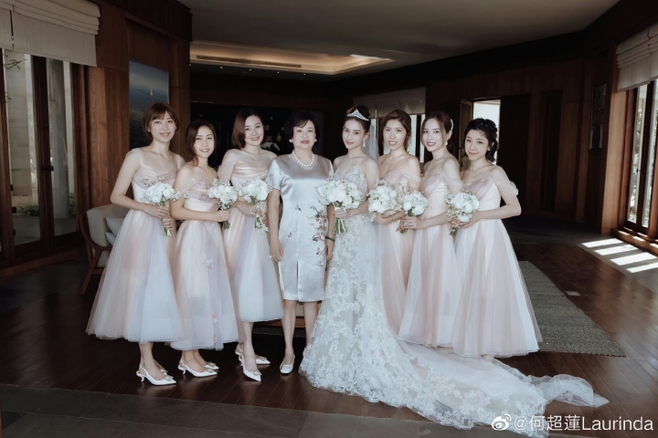 窦骁和何超莲晒出婚纱照