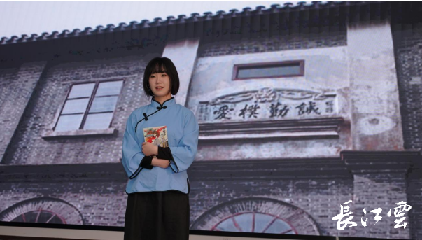 下溆水滨,大家有努力奋斗的精神……"全场观众一起齐唱《溆浦女校歌》