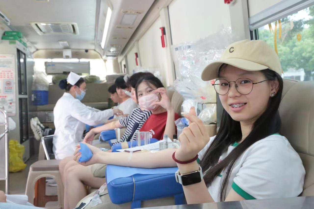 最热血520三千名大学生特种兵式献血告白英雄之城