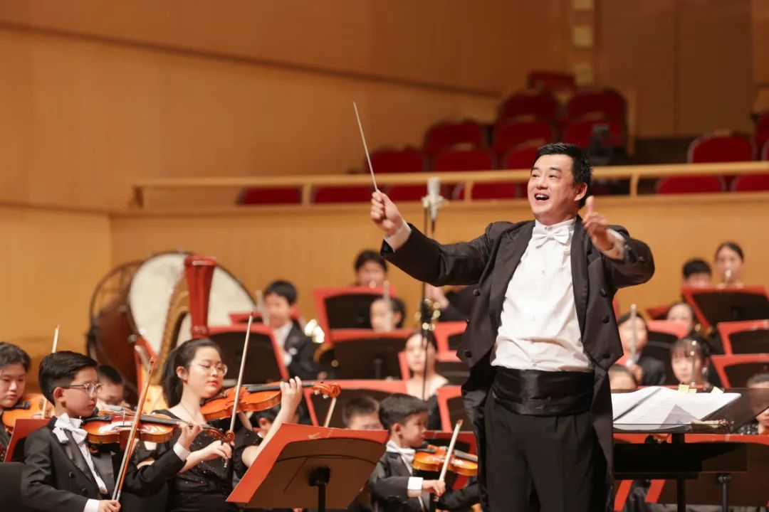 乐团艺术总监,著名指挥家周进说:"为了让孩子们以最好的状态迎接首演