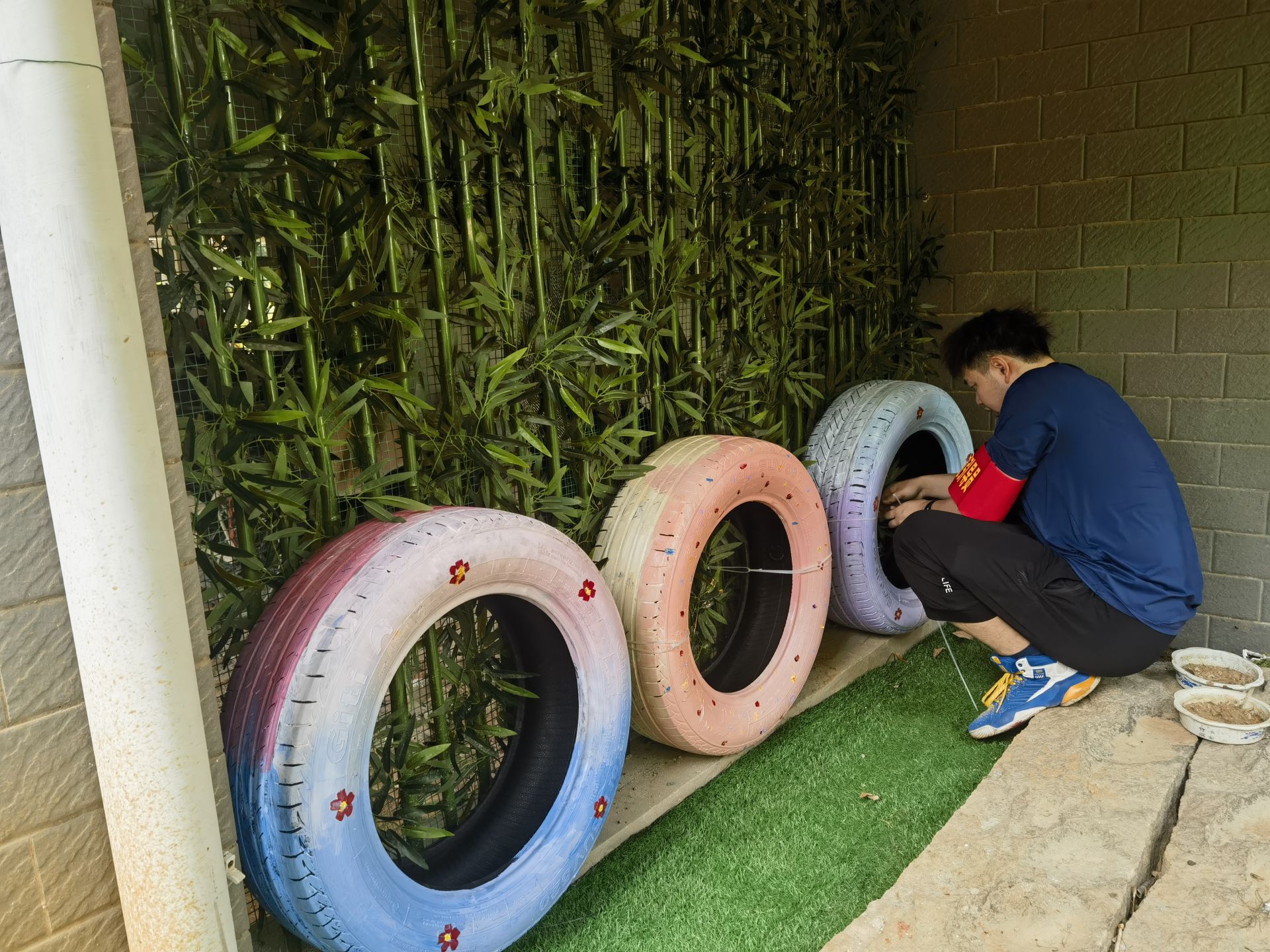 都市桃源社区创意轮胎彩绘扮靓社区环境