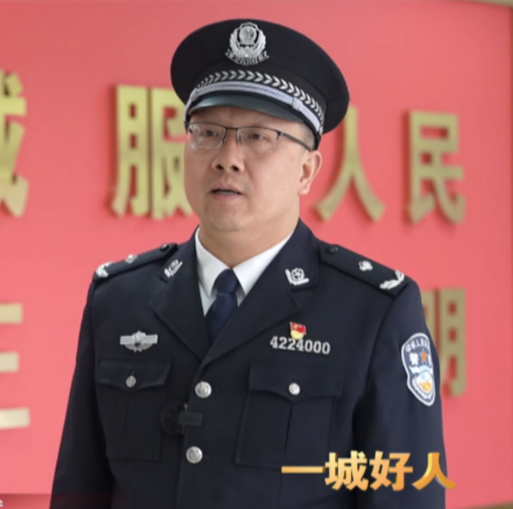 武汉好人故事男子跌落江中险丧命民警张力飞身勇相救