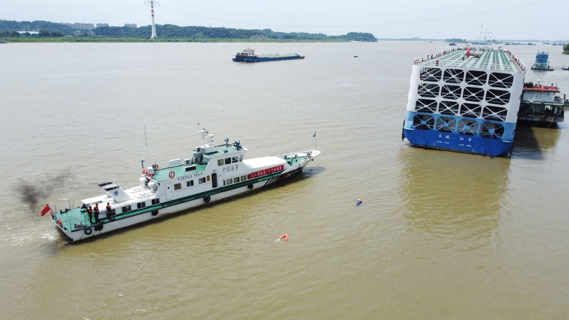 长江武汉段举行汽车滚装船联合应急演习