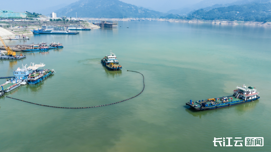 6月27日,湖北省宜昌市秭归县参演人员在秭归港水域参加清漂应急演练.