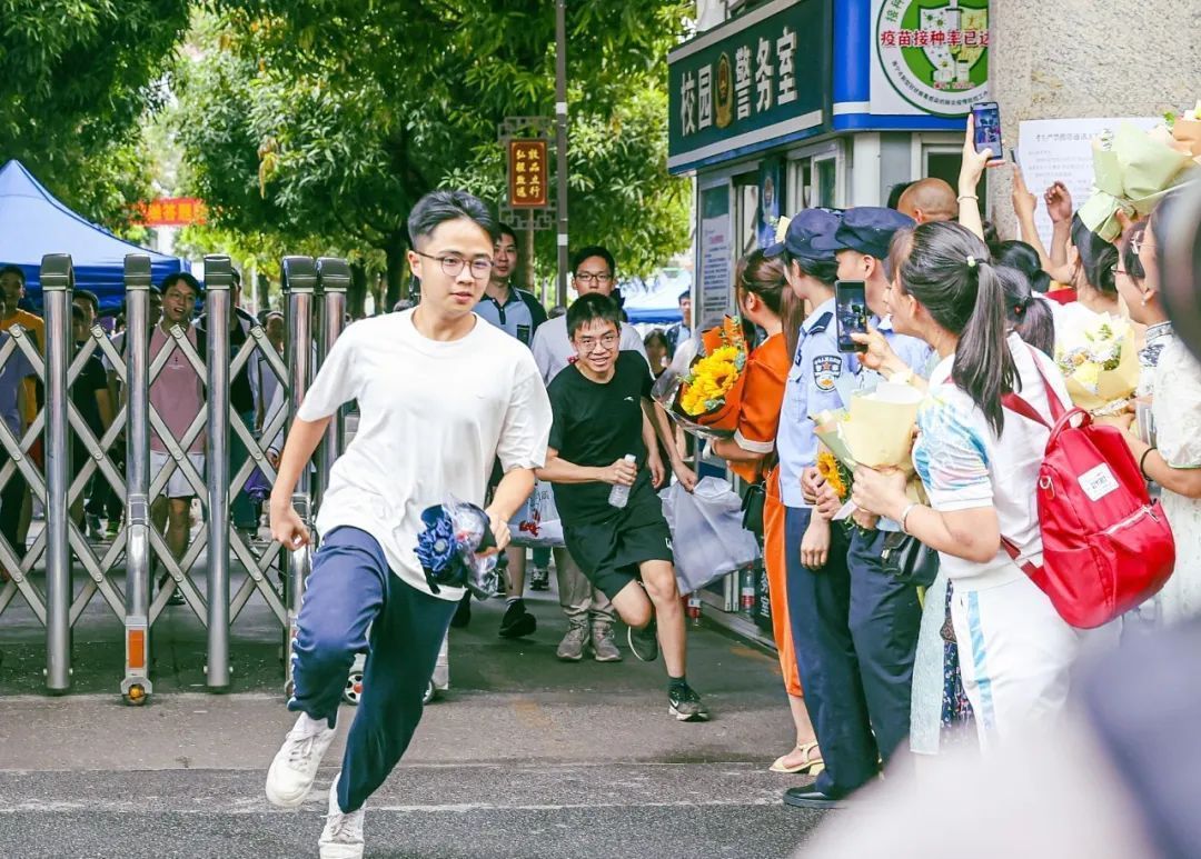 【关注】多图直击!高考的这些瞬间,令人动容!,这些温暖瞬间感动网友刷爆朋友圈!(图2)