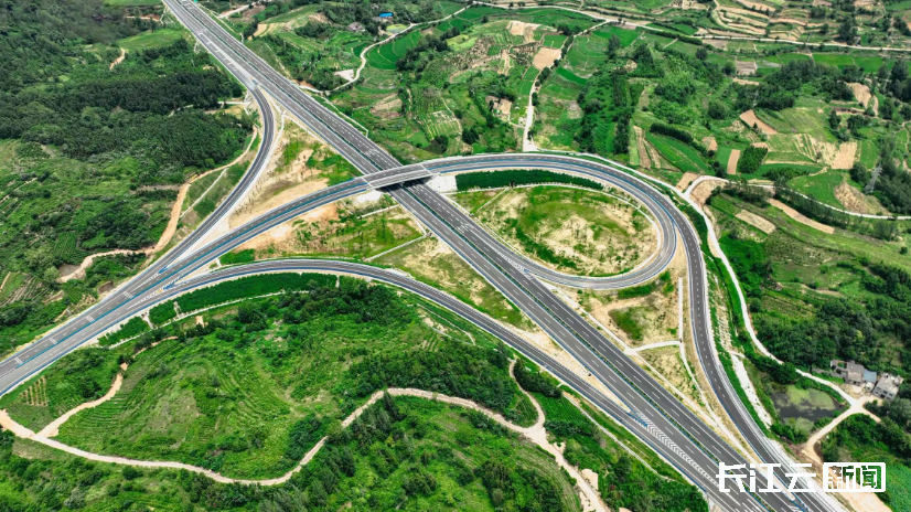 全省首个全路段全路域"准自由流 无人自助收费"系统在武大高速投入