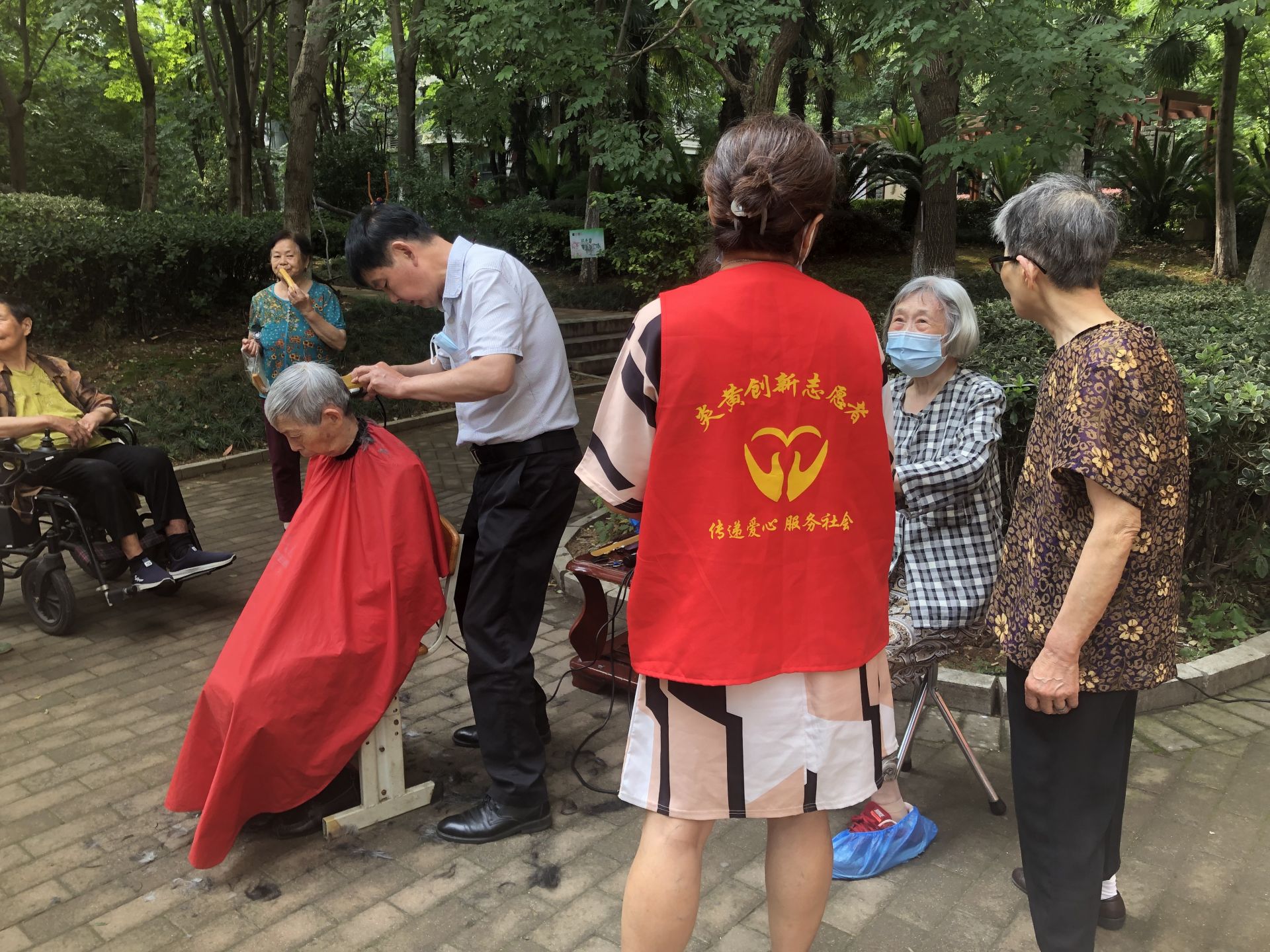 爱心义剪显真情清清爽爽度炎夏