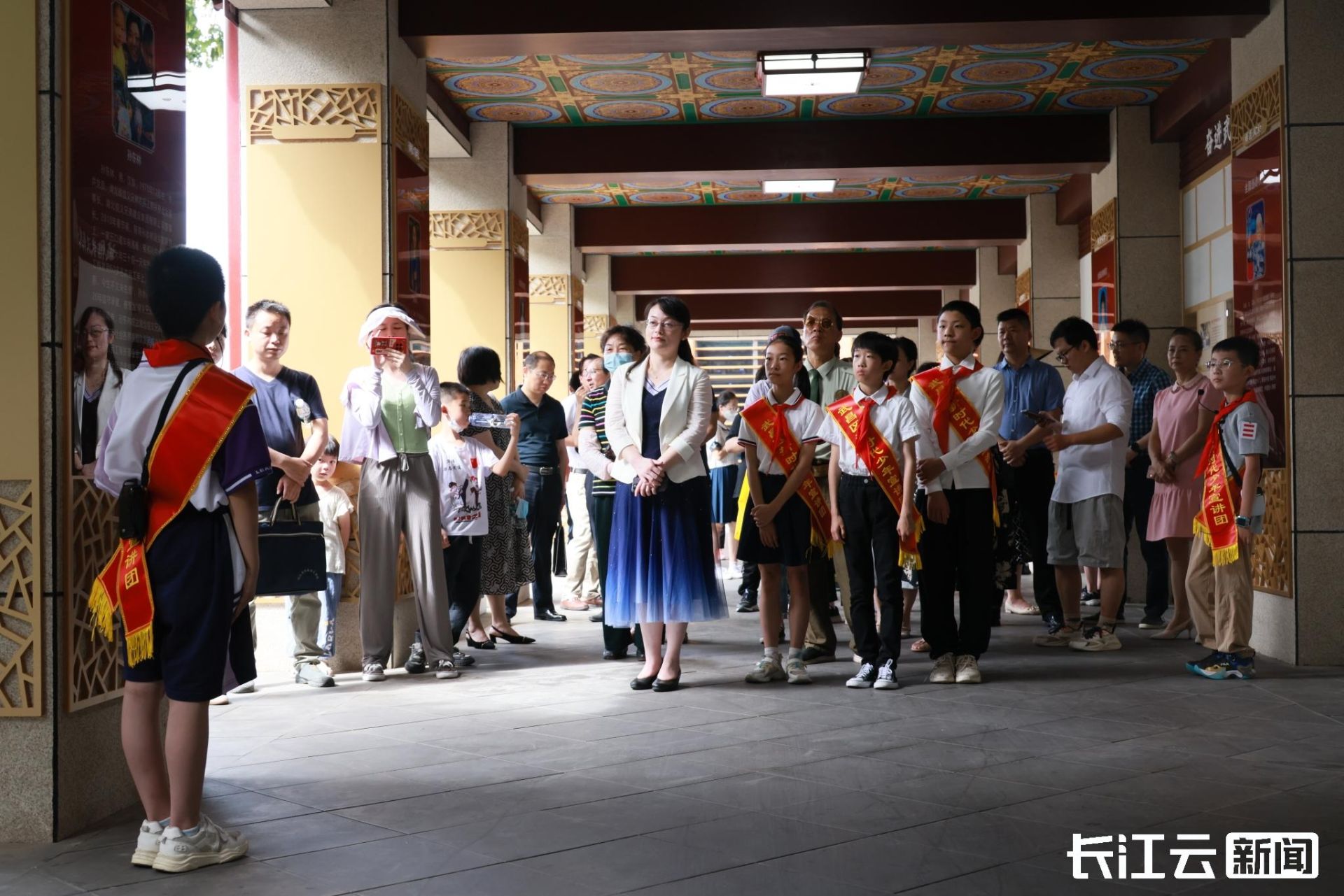 少年宣讲员和其他游客一起制作文明油纸伞,书写文明标语,为"七一"建党