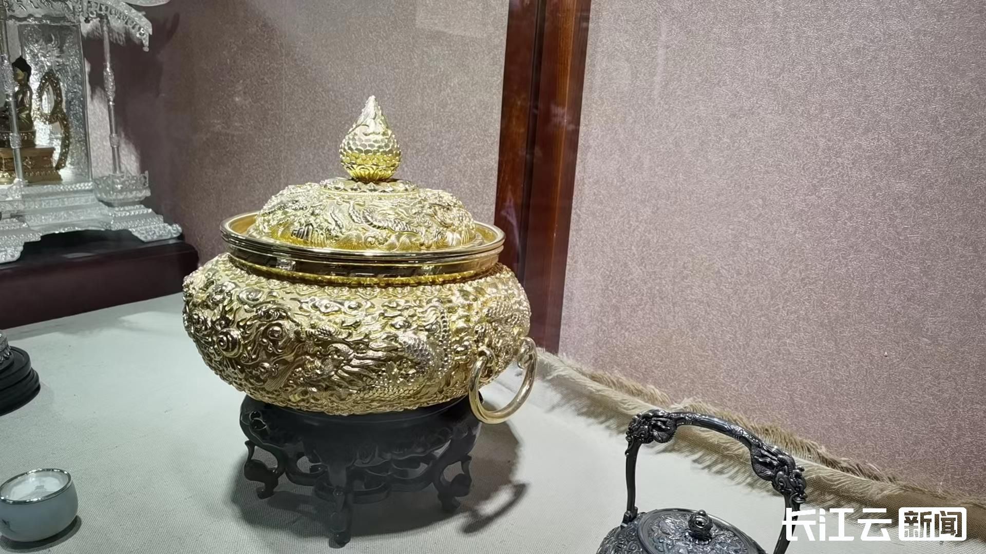 如今,借助电商以及短视频直播带货,精美的鹤庆新华银器成为全国各地到