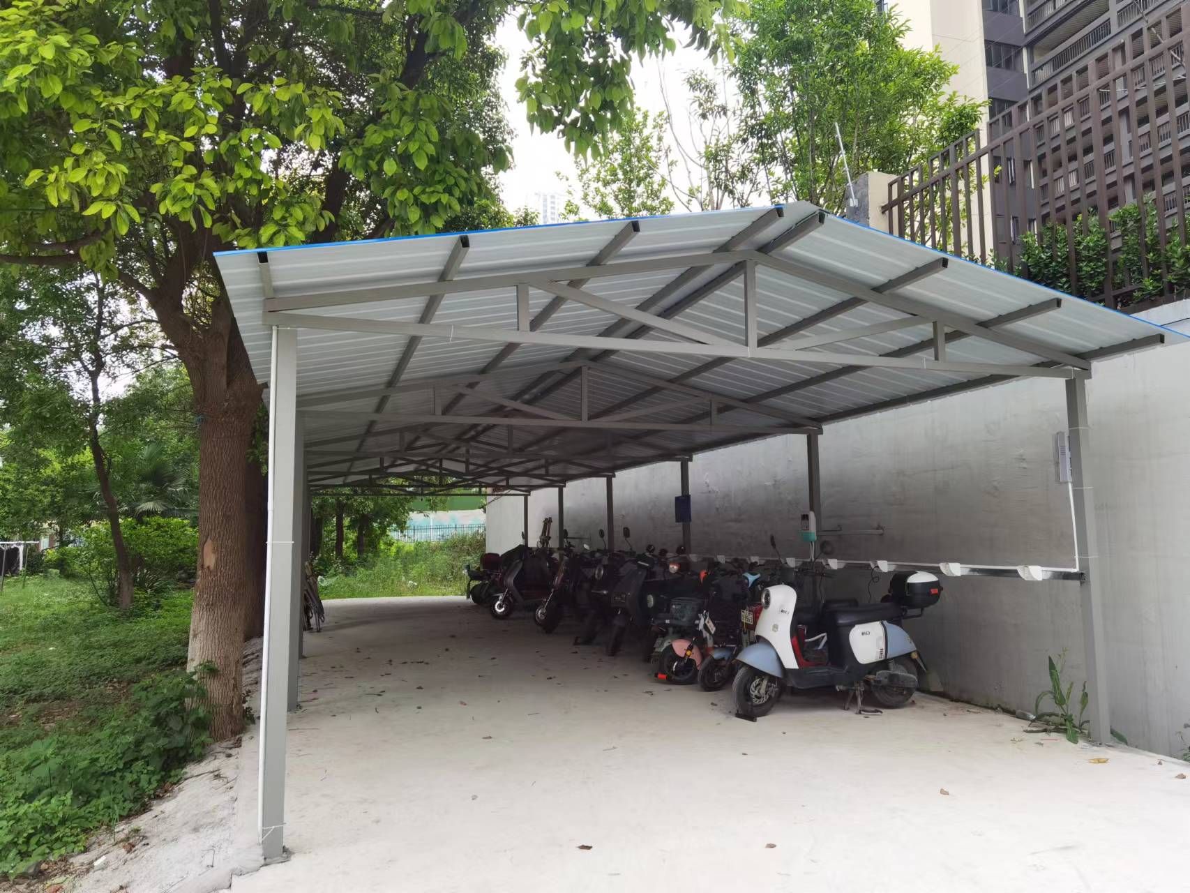 解民忧除隐患!垃圾堆"升级"电动车棚