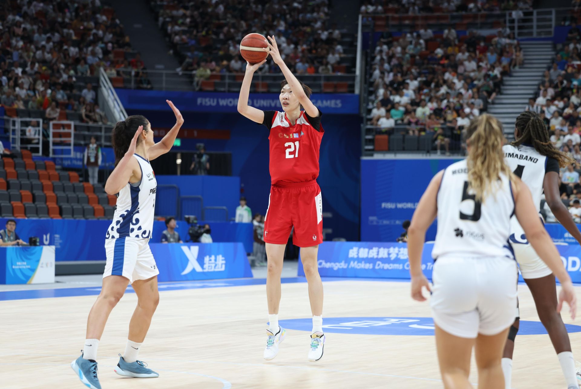 1981年,在罗马尼亚布加勒斯特举行的第11届大运会上,18岁的李宁一人