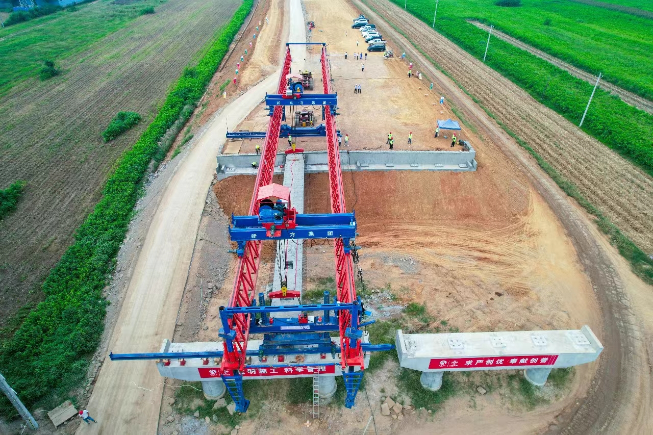 湖北当枝松高速全线首榀箱梁成功架设