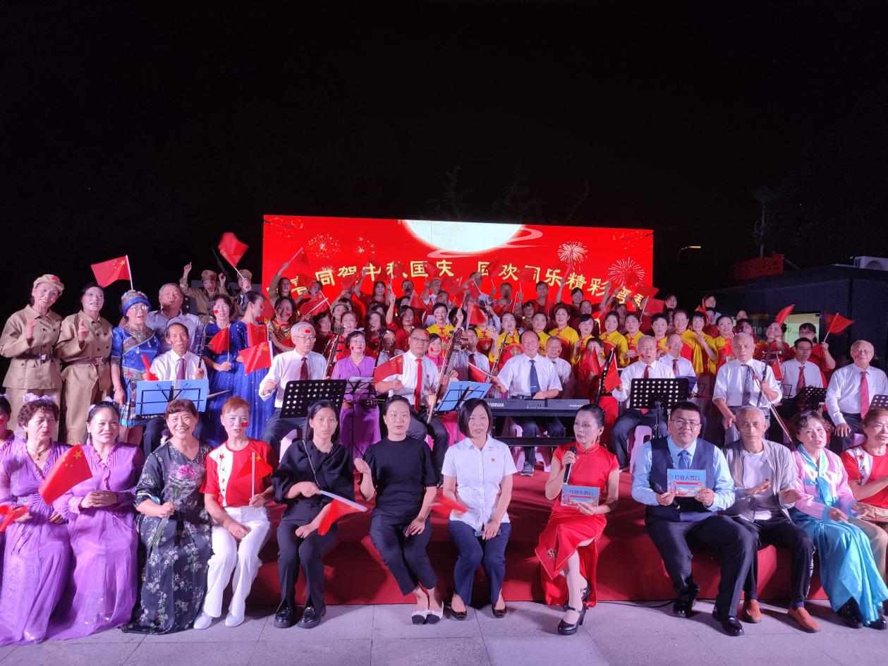 关东街道湾郡社区举办迎中秋庆国庆文艺汇演