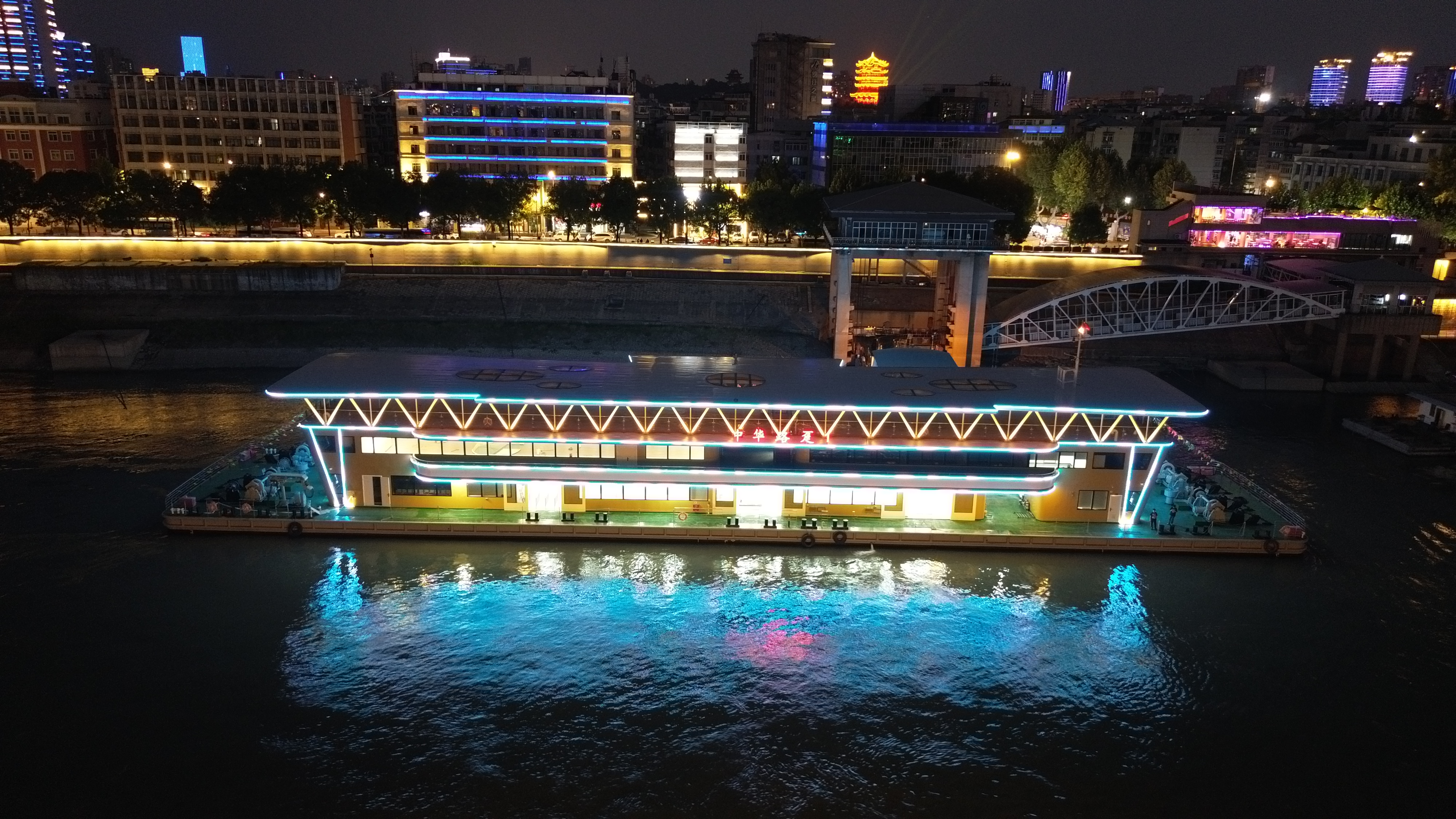 武汉轮渡上新中华路码头90米趸船投入试运营