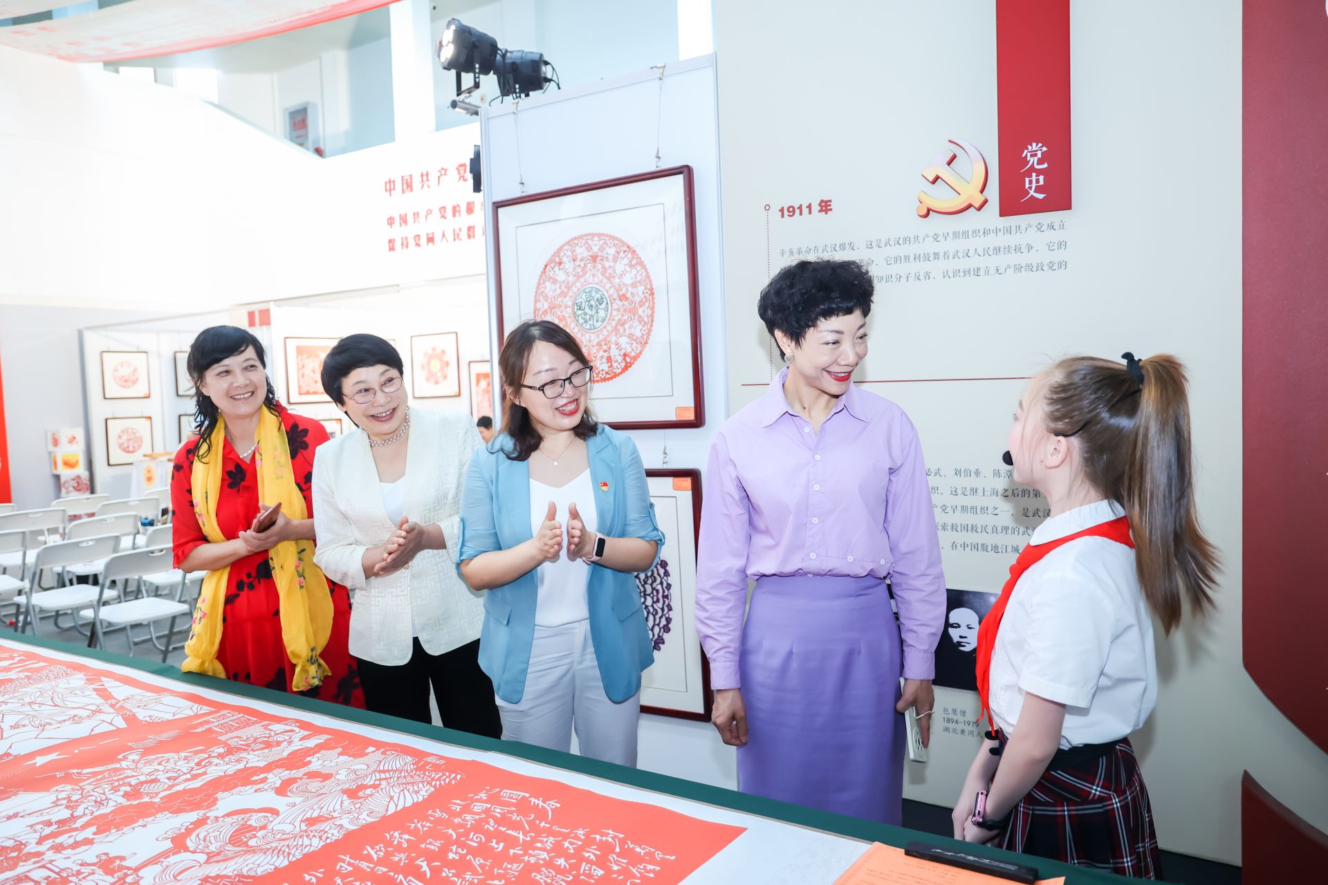以剪纸书芳华 以非遗润人生|薛峰小学举办"初心"剪纸艺术展
