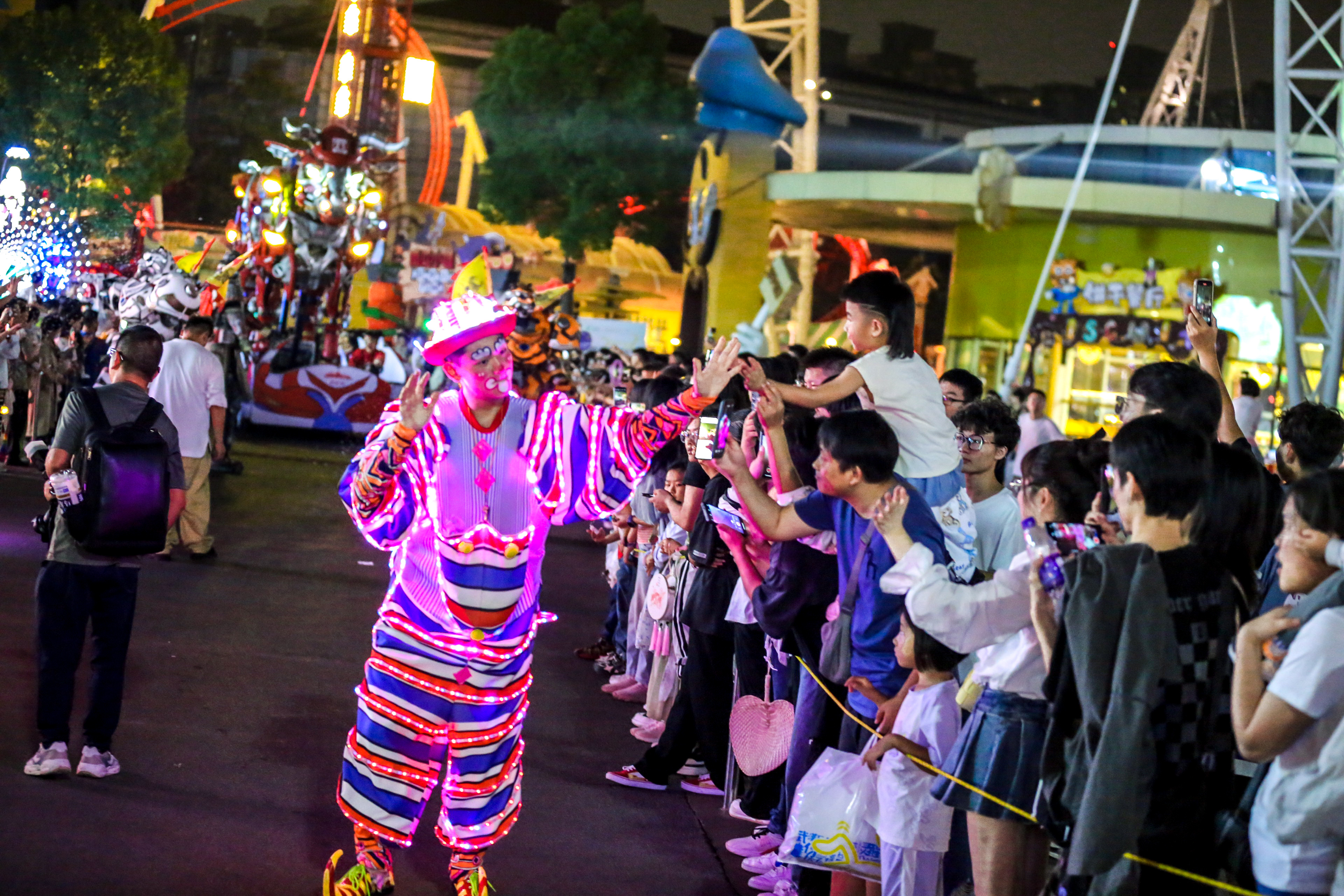 欢乐谷中秋国庆长假开放夜场,运营时间为9:30