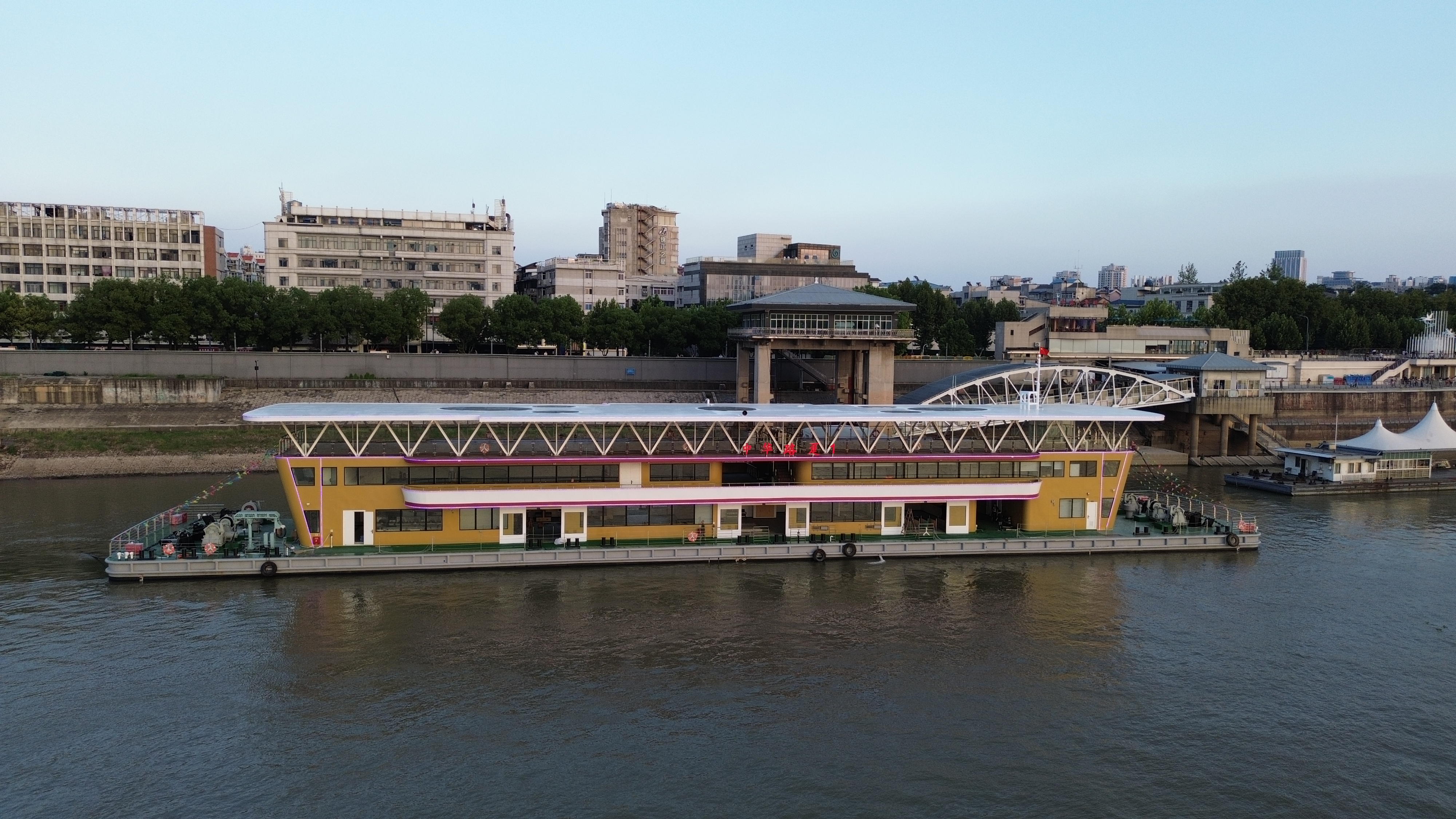 武汉轮渡上新中华路码头90米趸船投入试运营