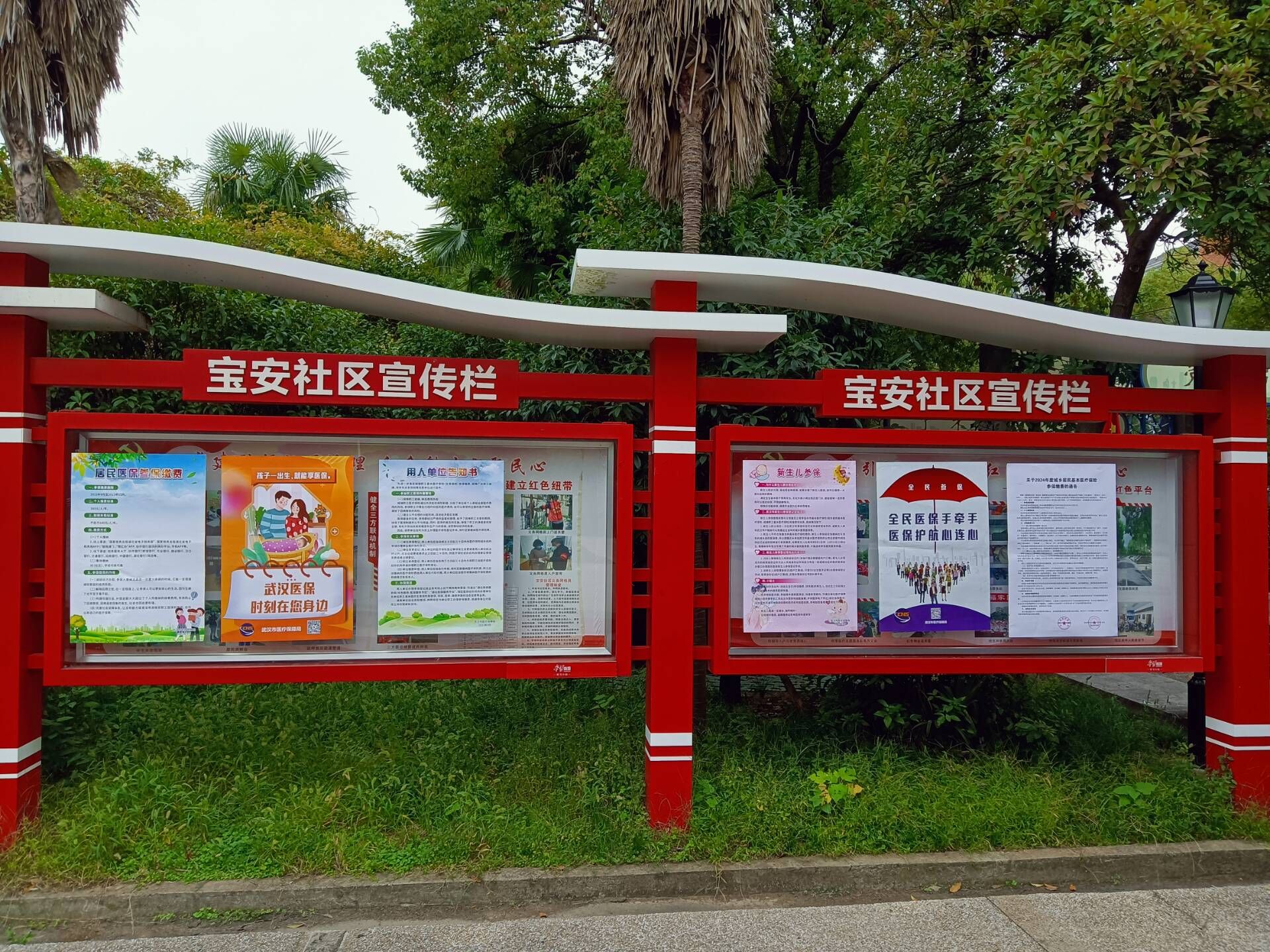 一方面,社区工作人员通过居民微信群,宣传栏,各小区张贴通知,电话通知