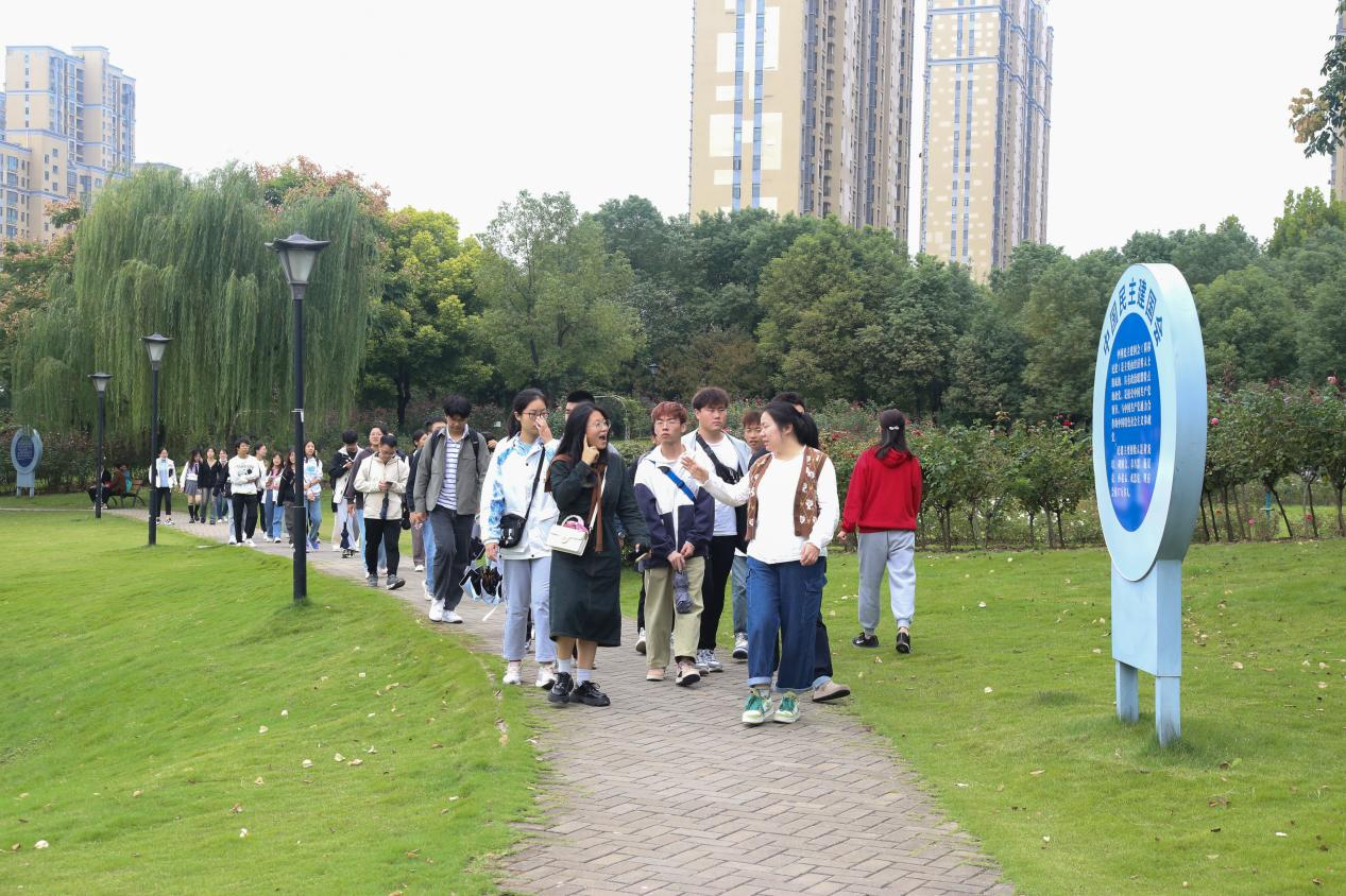 华农学子走进杨春湖公园体验生态绿城魅力