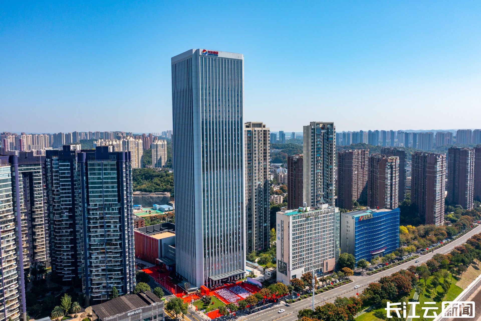 宜昌第二高楼投入运营滨江再添绿地低碳发展新地标