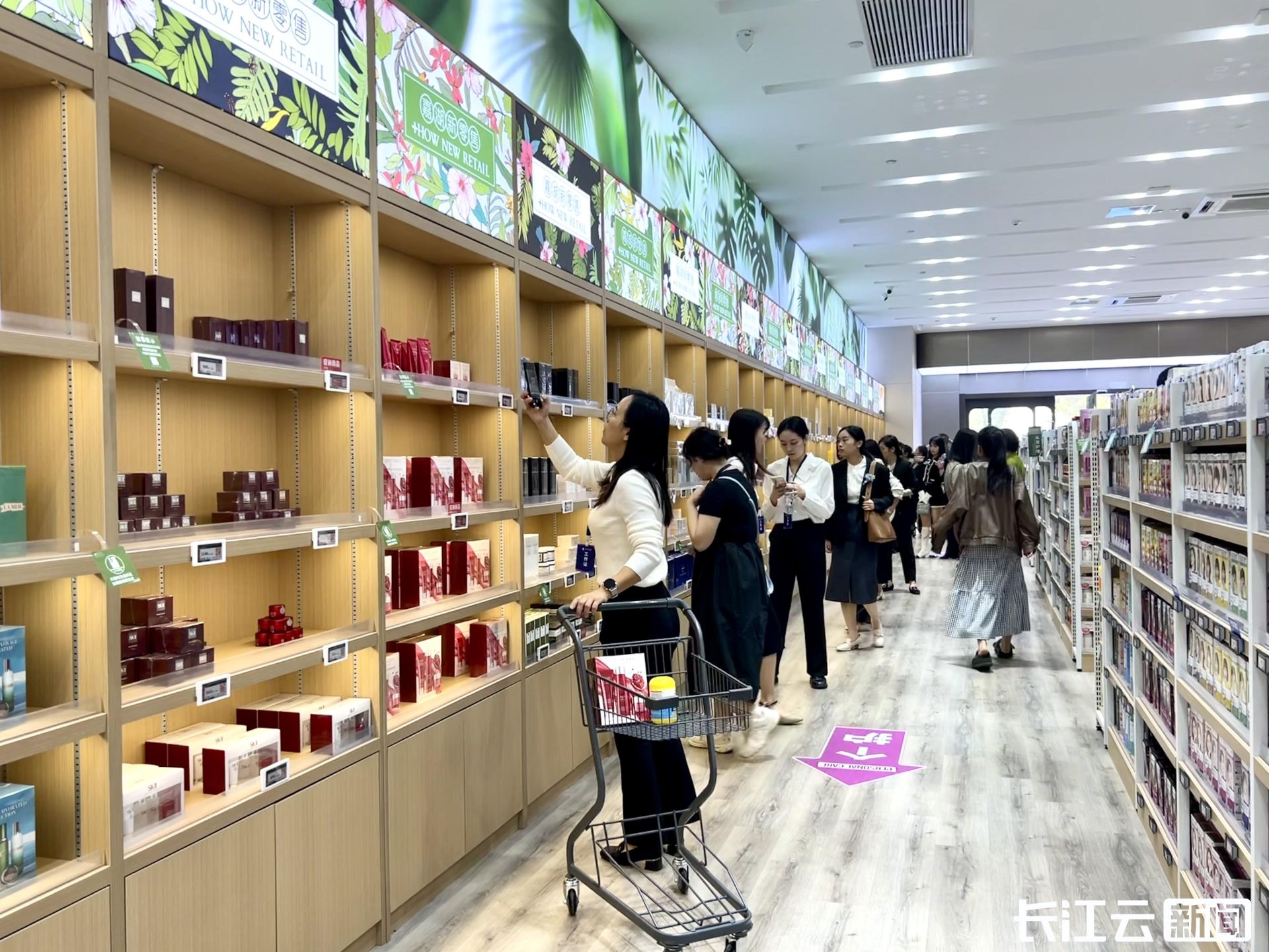 湖北省首家跨境电商网购进口新零售试点店在汉亮相