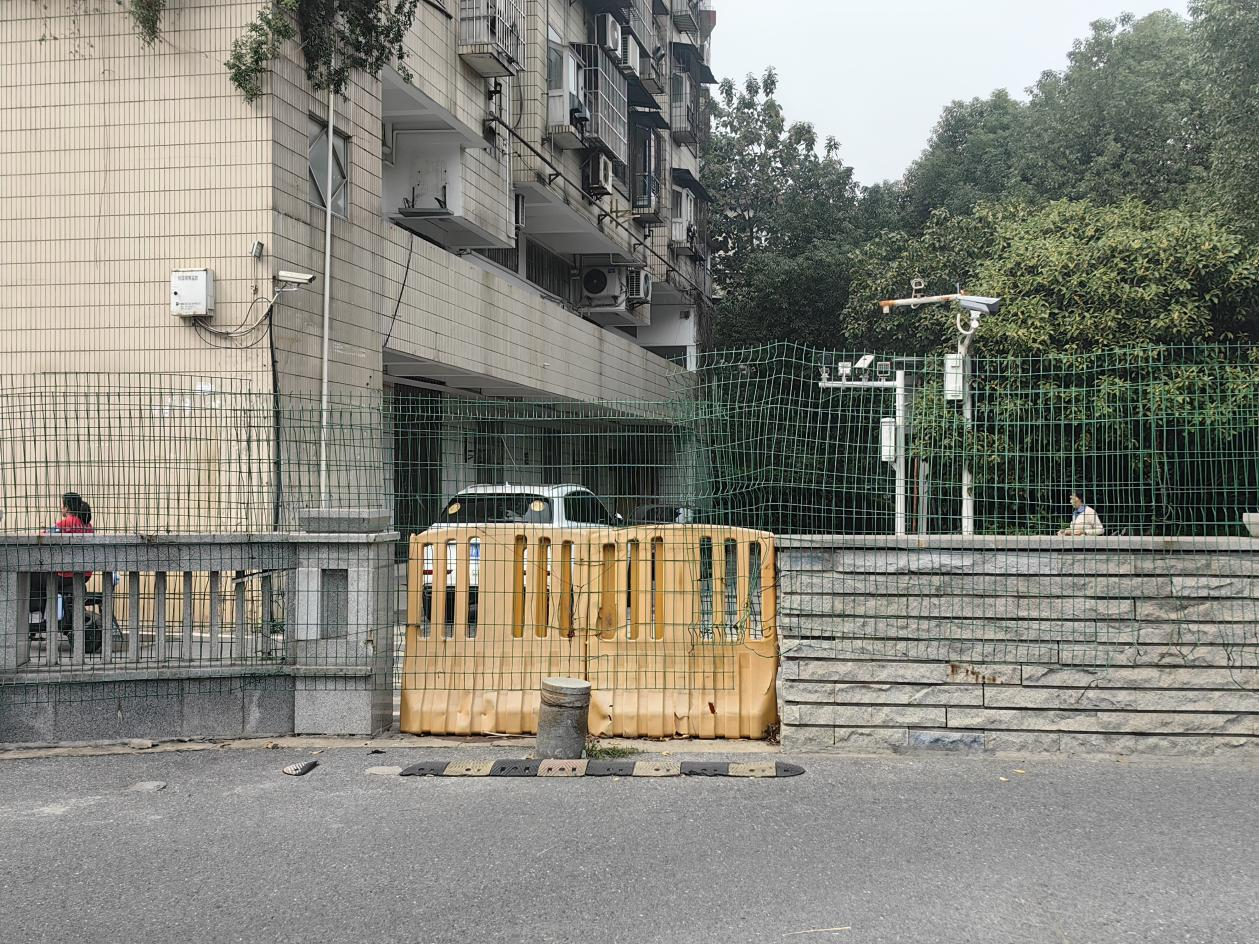 武汉八一路封闭三年行人非机动车无路可走