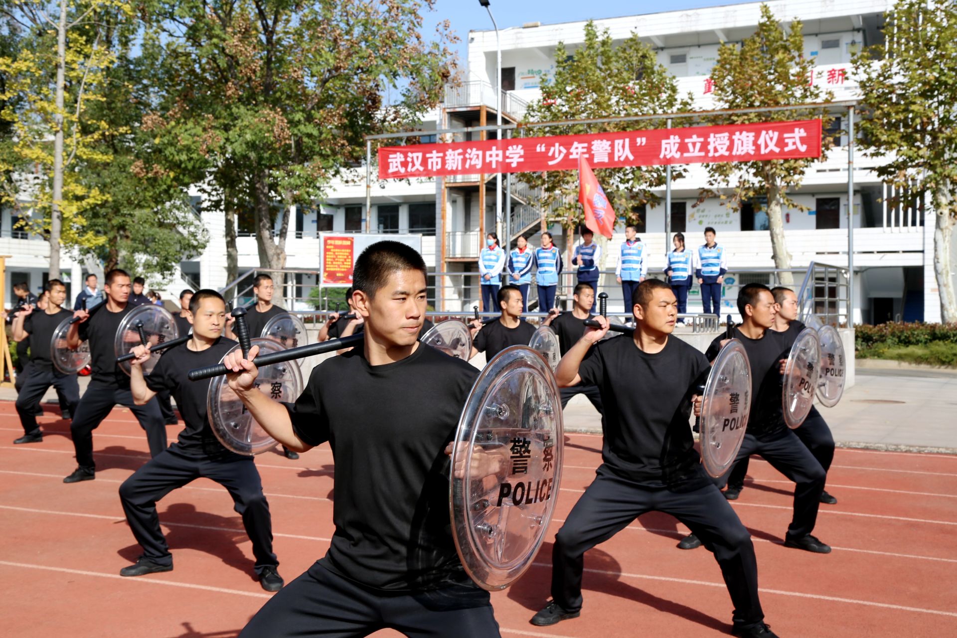 结队授旗临空港少年警队再添新成员