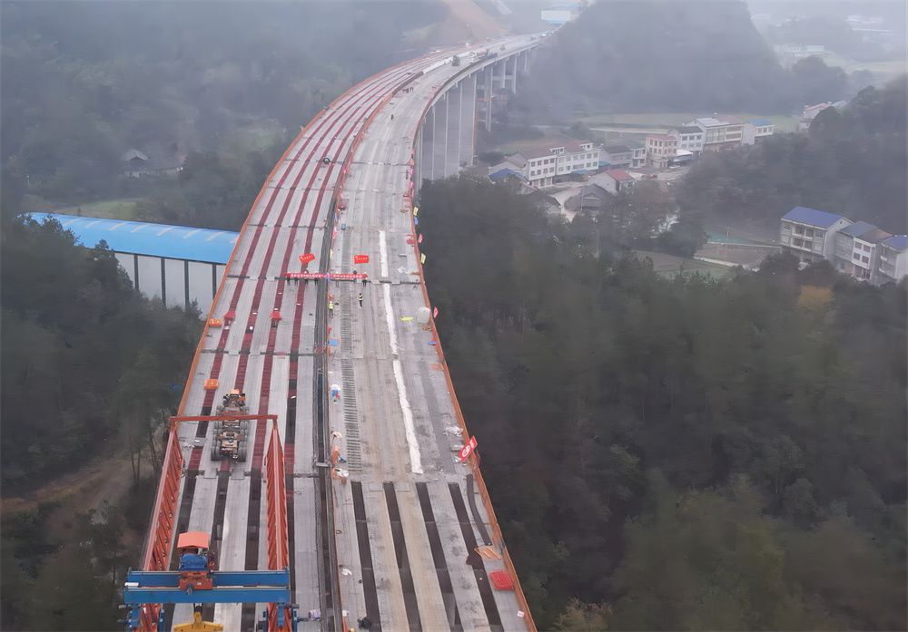湖南炉慈高速公路二房坪3号大桥顺利架设完成