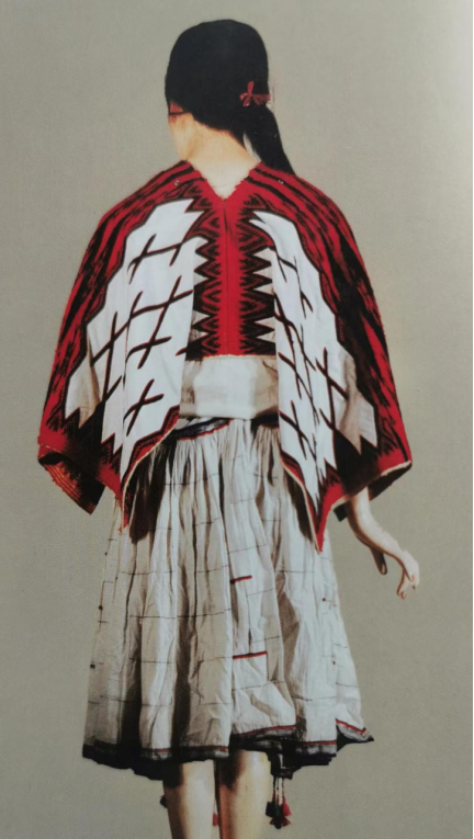 威宁苗族女装(贵州博物馆藏) 图片来源《七彩霓裳》大花苗服装样式上