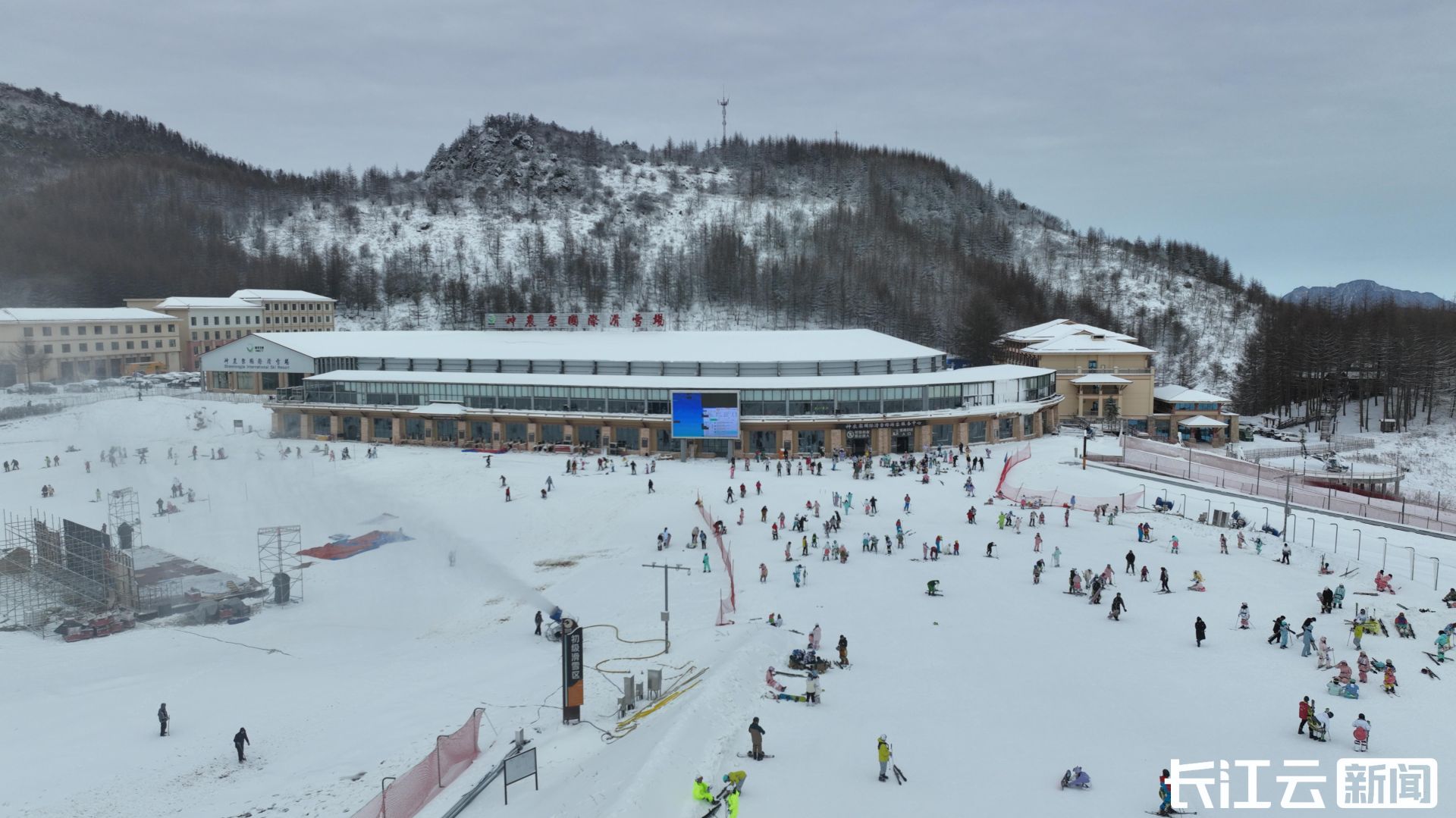 神农架国际滑雪场今日开滑