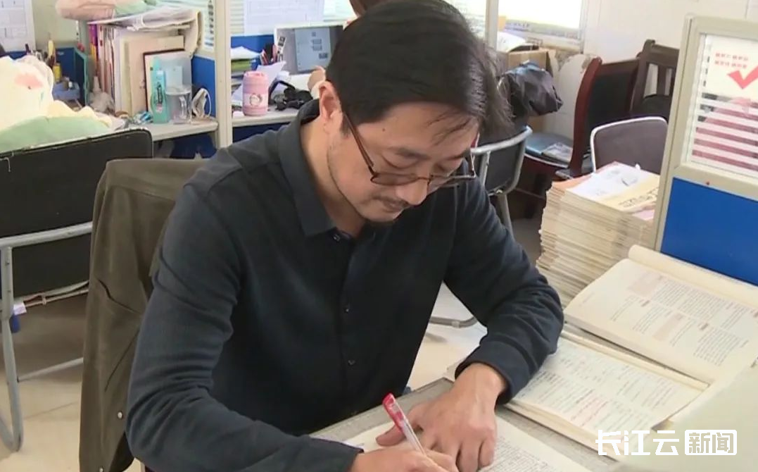 陈国清,44岁,监利市柘木中学的英语老师,在同事和学生们眼中,平时讲话