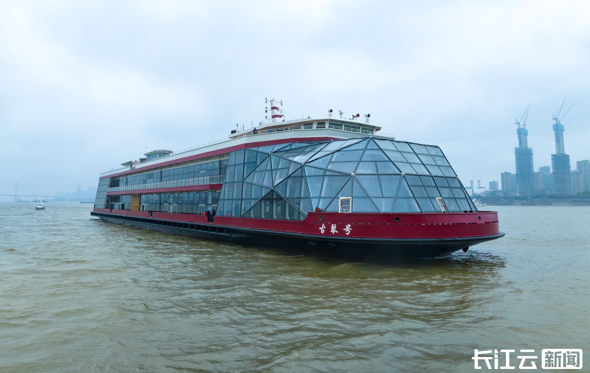 "长江之钻"现身汉口,"古琴号"已到达武汉港