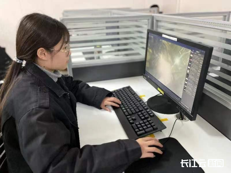 动车运用车间存车场,一位穿着橘红色反光背心的动车组机械师正在忙碌