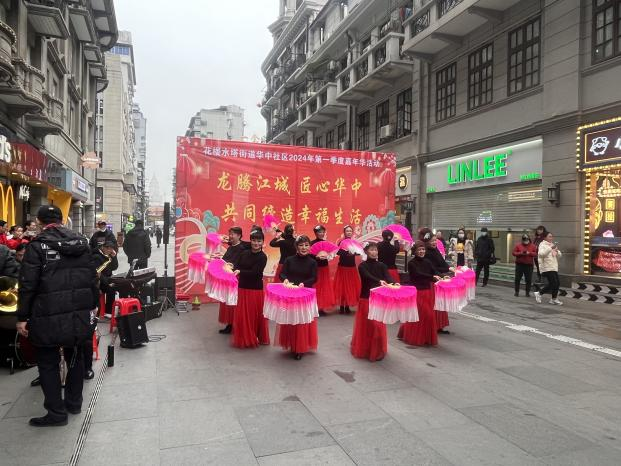 華中社區黨委書記朱浩向今天參加活動的居民朋友們送上新春的祝賀