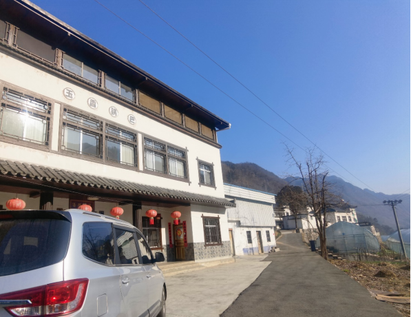 王群信的家从2018年开始,王群信的"玉香锅巴"逐渐以金黄的色泽,脆香的