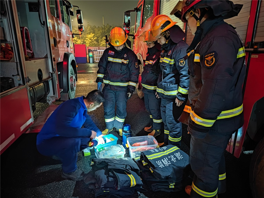 湖北消防102支救援队迎战雨雪冰冻天气