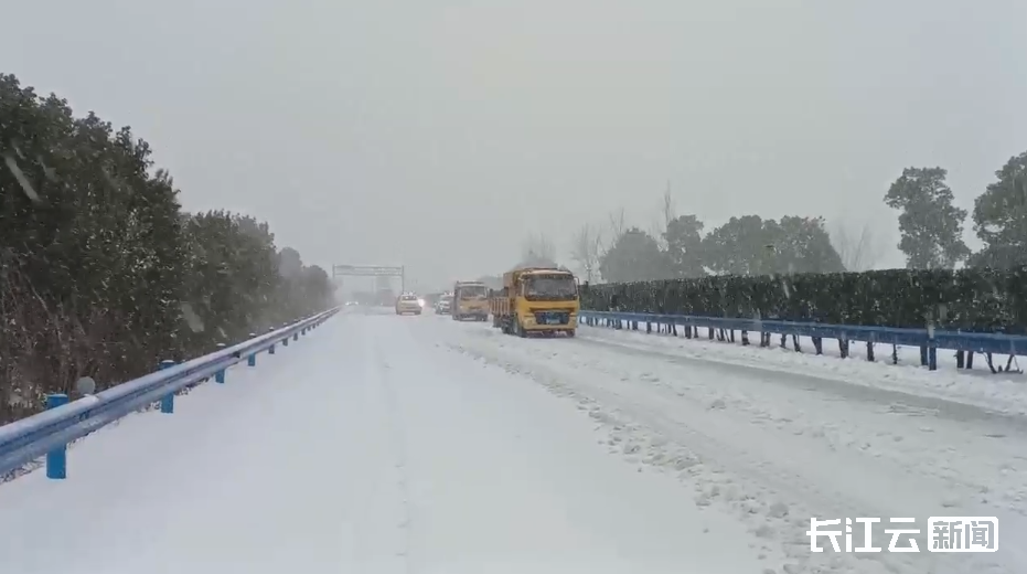 襄阳境内高速公路一路多方全力开启除雪保畅模式