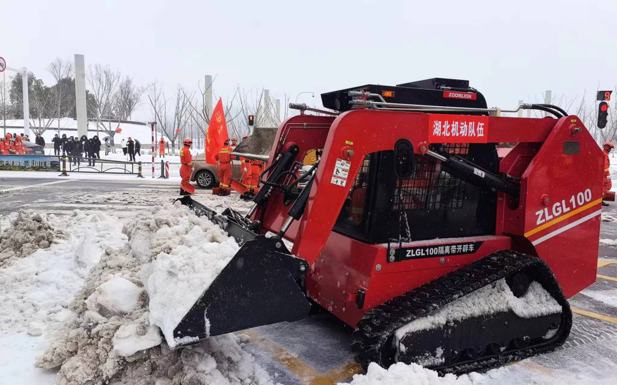 国家消防救援局湖北机动队伍闻令而动驰援武汉城区除冰保畅