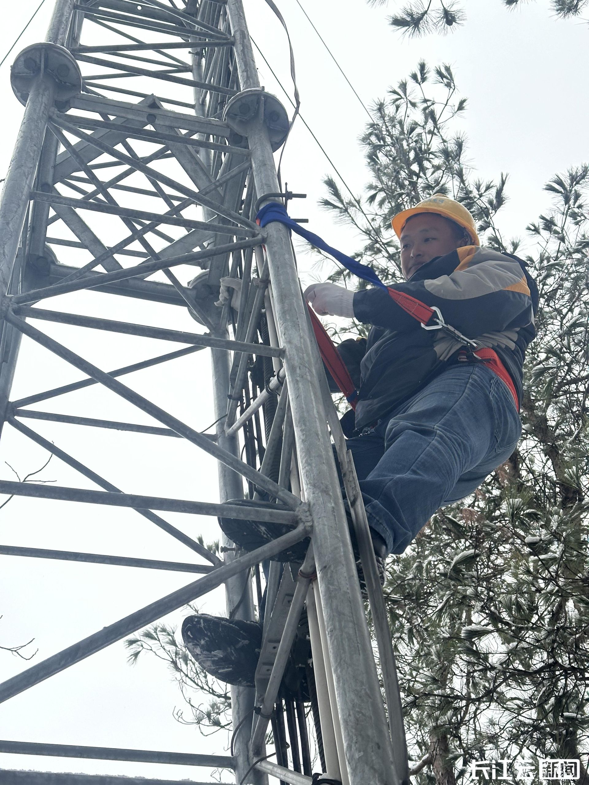 神农架电信雪中抢修保畅通