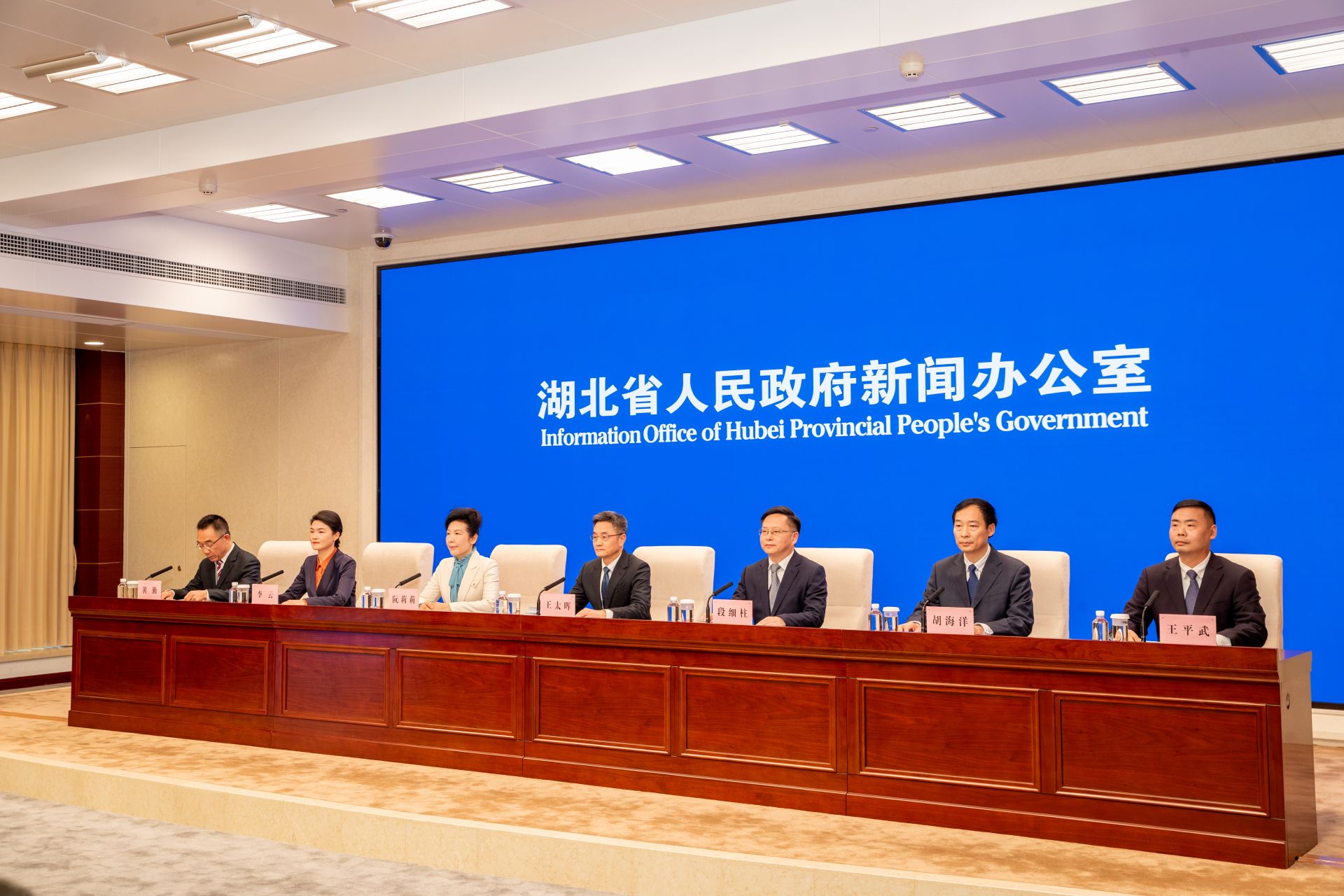 市长话经济"第三场新闻发布会,襄阳市委副书记,市长王太晖以及市发改