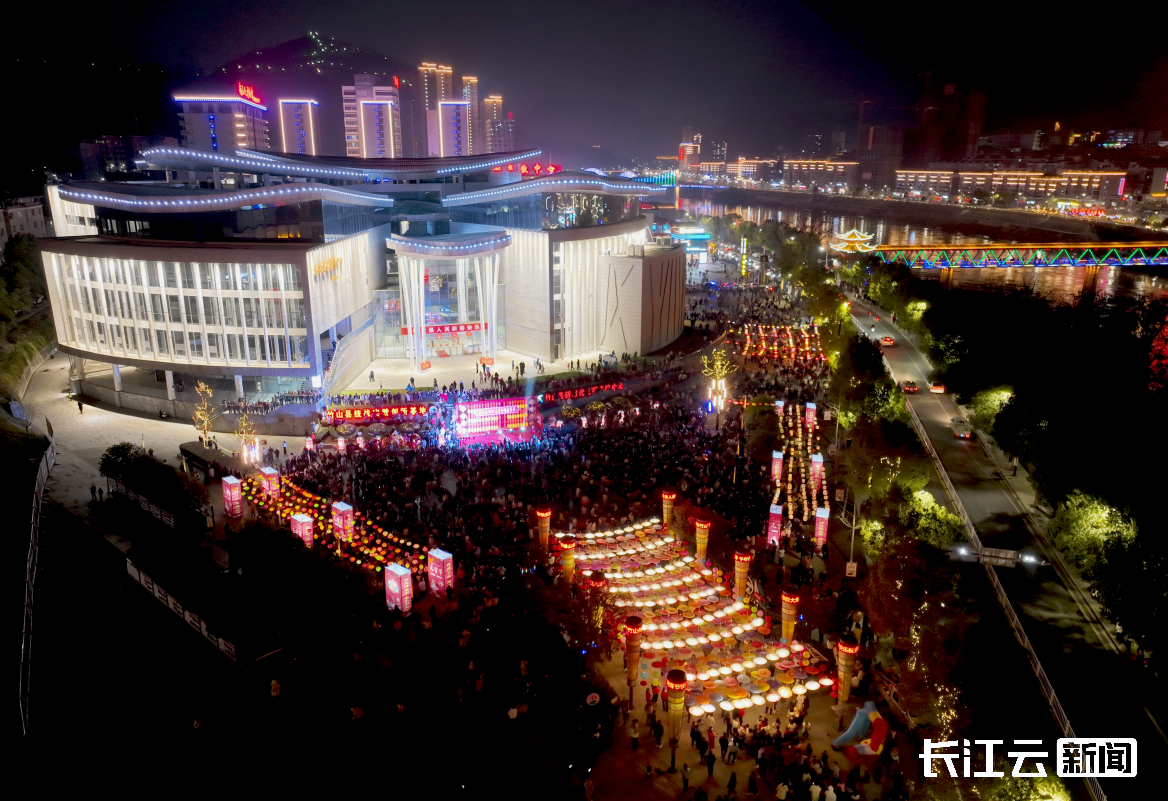 2月24日晚,"福满竹山·龙耀庸城"湖北省十堰市竹山县2024元宵灯谜