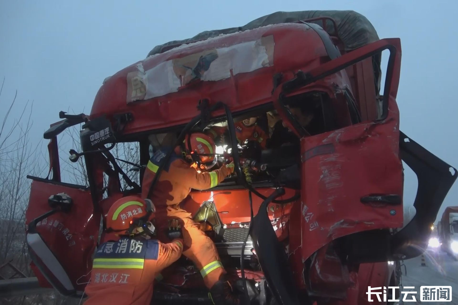 暴雪致三车追尾仙桃消防紧急救援