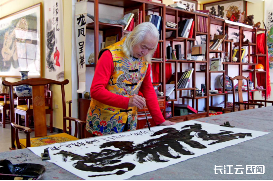 湖北南漳:"中华画龙第一人"龙黔石先生为南漳"话"龙点"经"