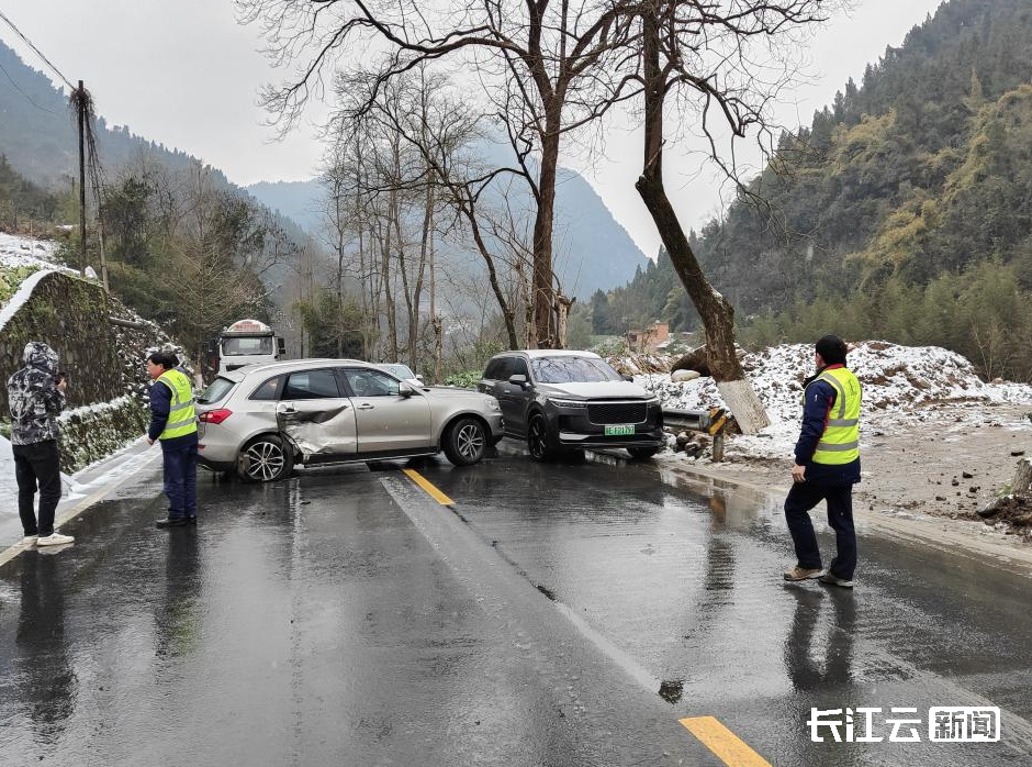 湖北宜昌道路结冰引发车祸石化员工紧急救援