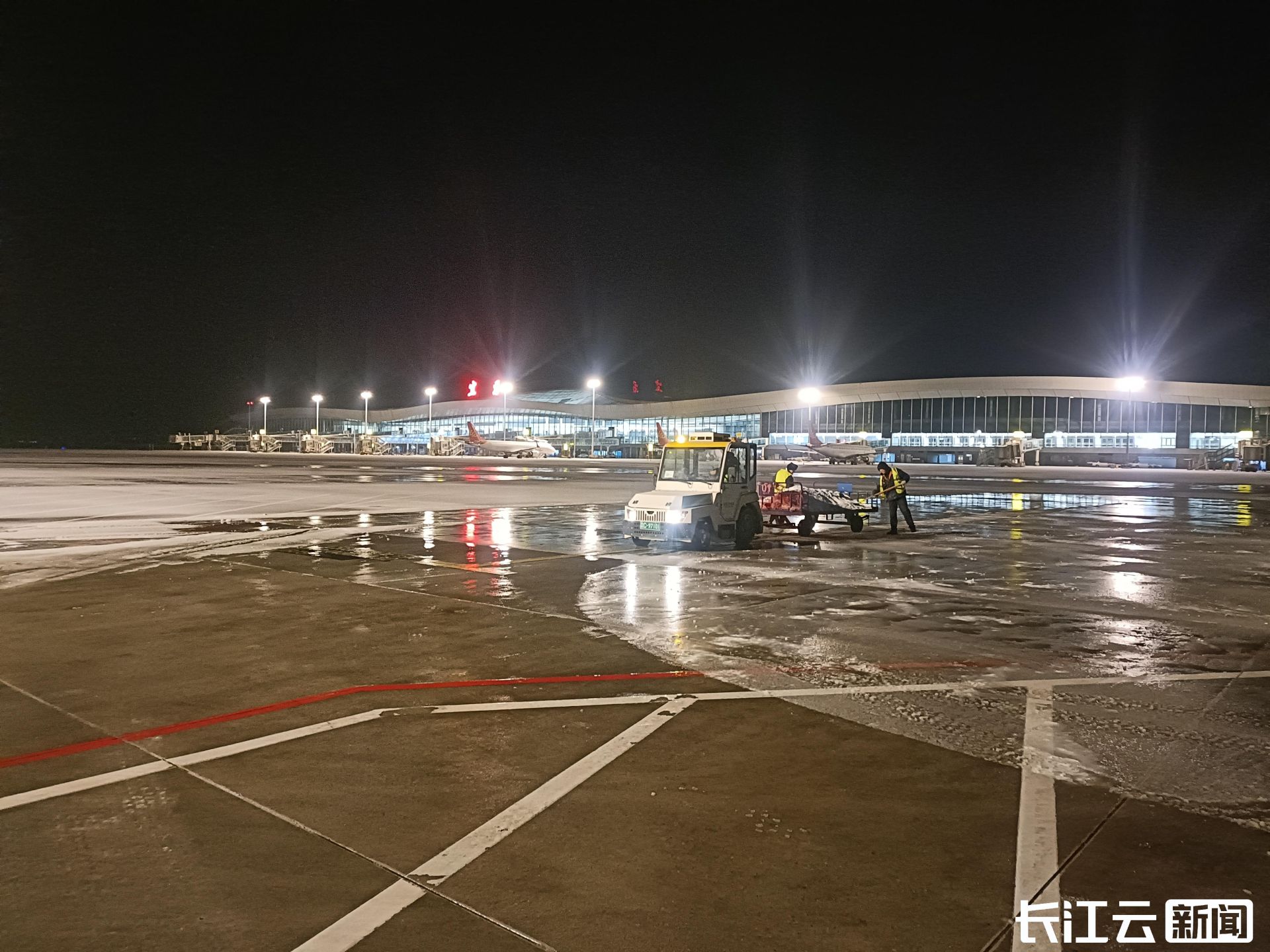 三峡机场飞行区正持续开展除冰雪作业预计跑道将于今日1200开放