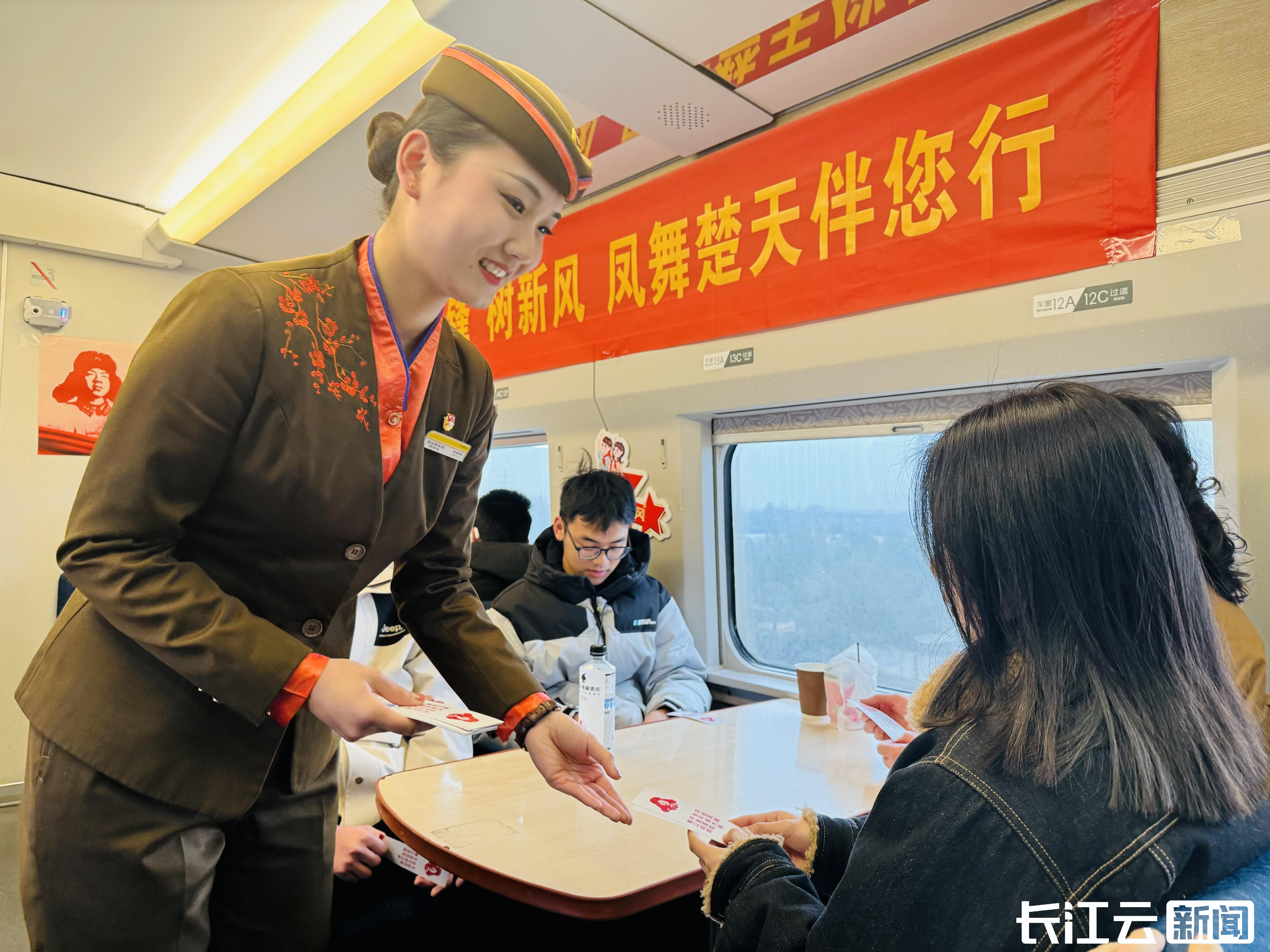 萌娃变身小雷锋武汉客运段列车开展弘扬雷锋精神活动